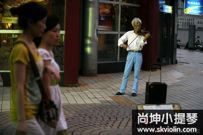 长沙陈伯拉起小提琴开始“卖艺”