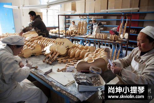 制作高档小提琴的年轻工艺师