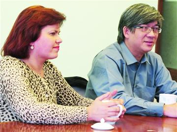 香港籍指挥家麦家乐和俄罗斯籍小提琴演奏家亚历山卓·麦