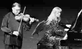 艾琳娜和大卫·马尔奇安在演奏贝多芬的《浪漫曲》