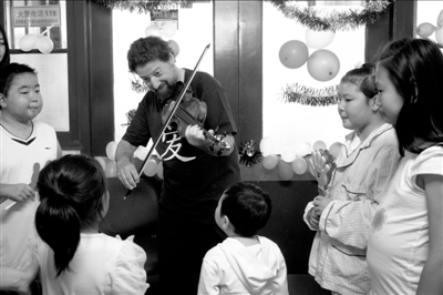 Philip在为小朋友演奏曲子